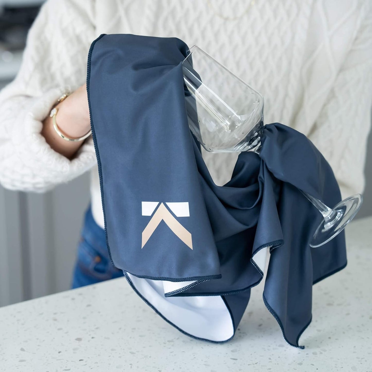 KLOVEO Polishing Cloth - Wine Glass Polishing Cloths - 20x27 Inch Large Size, Lint Free, Microfiber Cleaning Cloth for Glassware, Glasses, Sunglasses, Phone Screens, Camera Lens